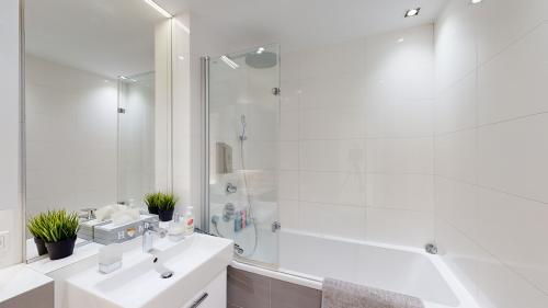 apartment-family-in-eurovea-bathroom